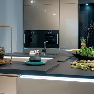 Leuchtende Griffmulden setzen in der grifflosen Küche tolle Akzente. Leuchtende Griffmulden setzen in der grifflosen Küche tolle Akzente.