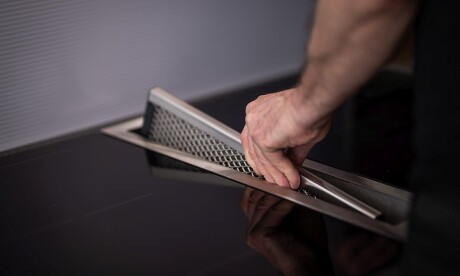 Metallfettfilter der allermeisten Muldenlüfter können im Geschirrspüler gereinigt werden. Metallfettfilter der allermeisten Muldenlüfter können im Geschirrspüler gereinigt werden.