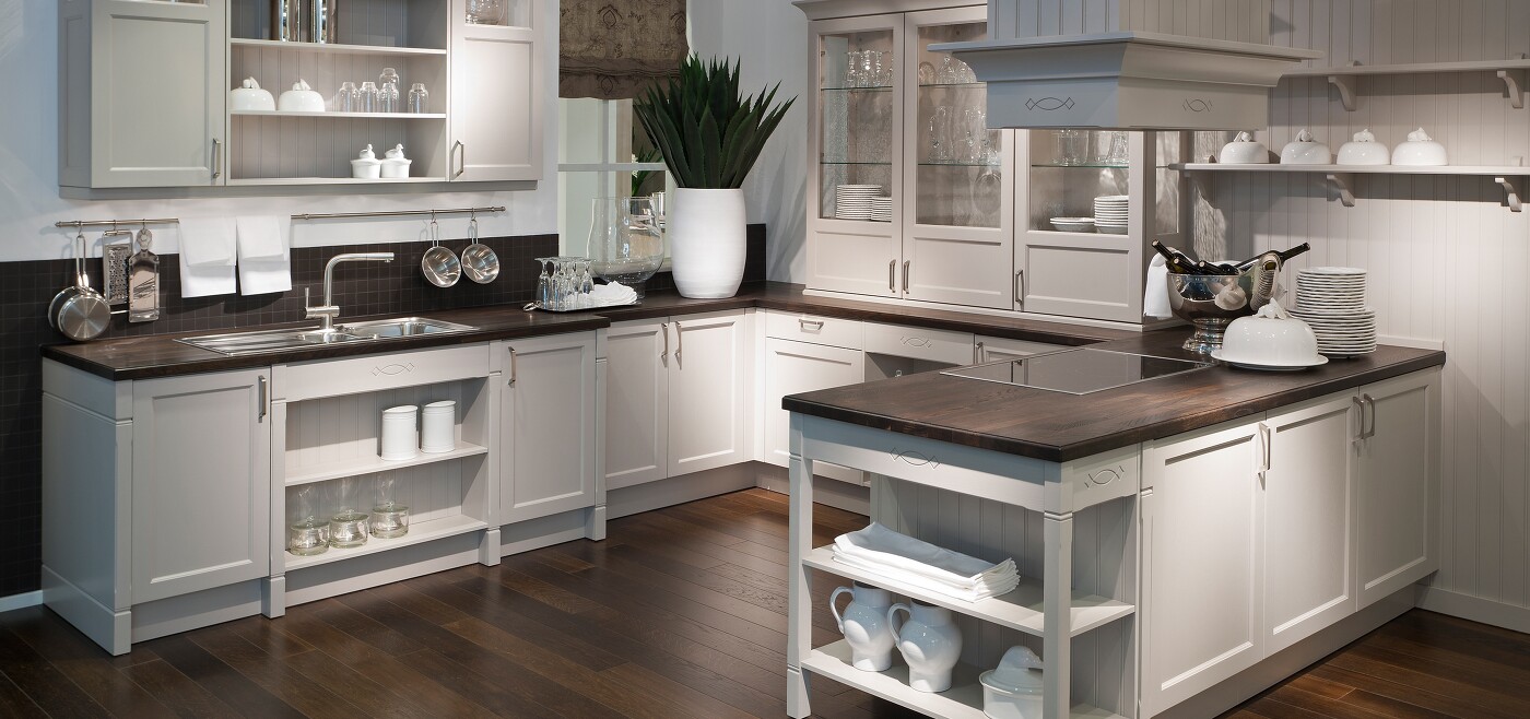 Weiße Wandpaneelen sind charakteristisch für den amerikanischen Country oder Beachhouse Style. Weiße Wandpaneelen sind charakteristisch für den amerikanischen Country oder Beachhouse Style.