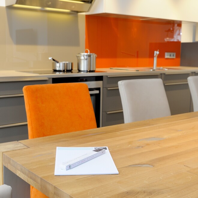 Esstisch in der Küche? Wieviel Personen sollen Platz haben, und was gibt Ihre Küche her? Esstisch in der Küche? Wieviel Personen sollen Platz haben, und was gibt Ihre Küche her?