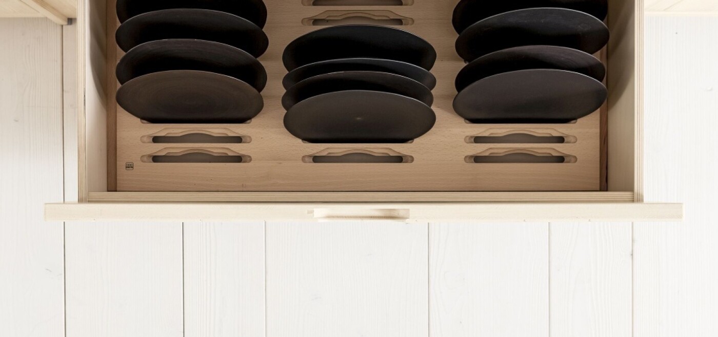 Die schönen Teller griffbereit und stoßfest verstaut: Moderne Schubladeneinsätze machen's möglich. Die schönen Teller griffbereit und stoßfest verstaut: Moderne Schubladeneinsätze machen's möglich.