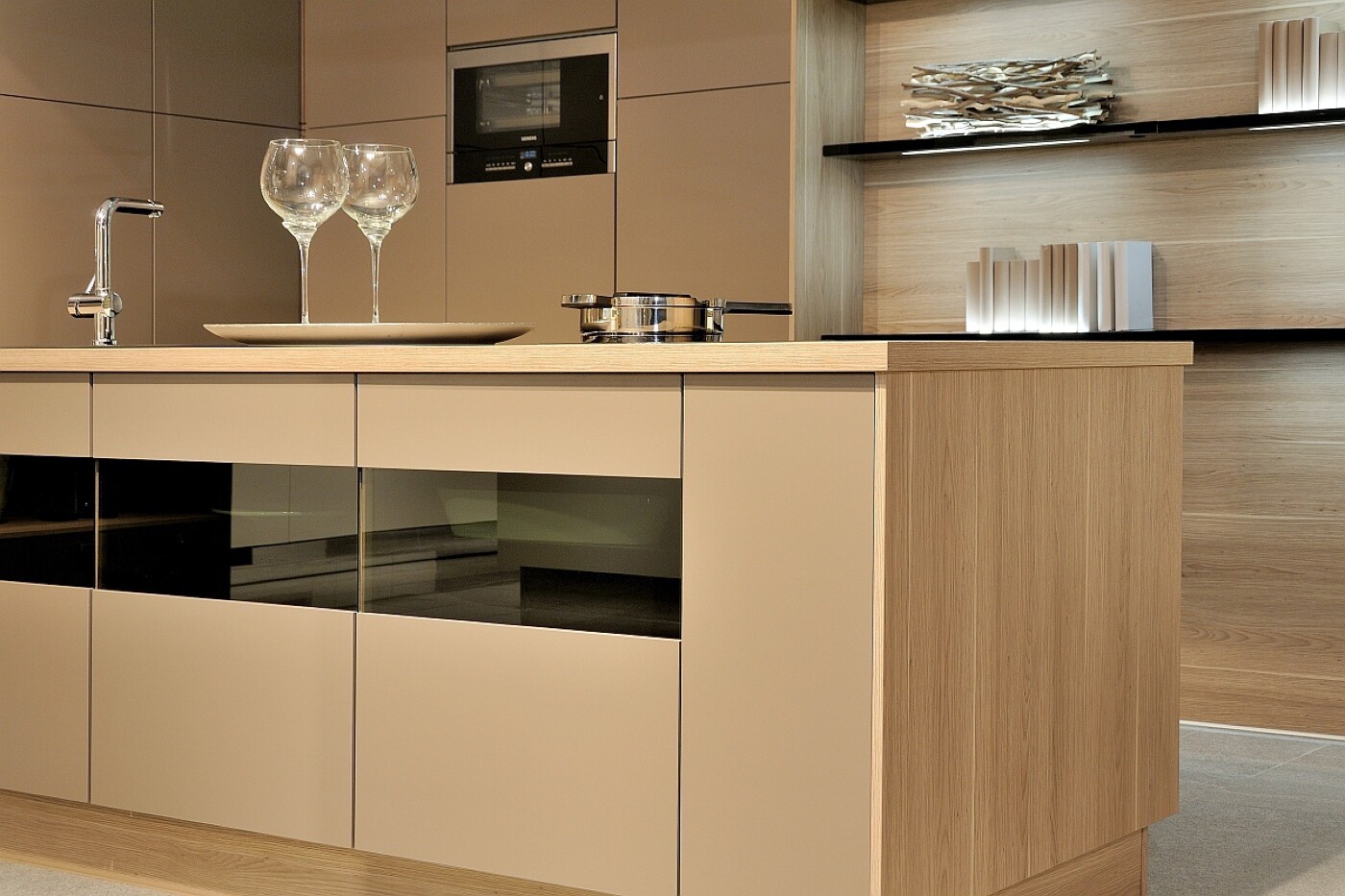 Grifflose Küchentheke mit Teilglasfronten Grifflose Küchentheke mit Teilglasfronten