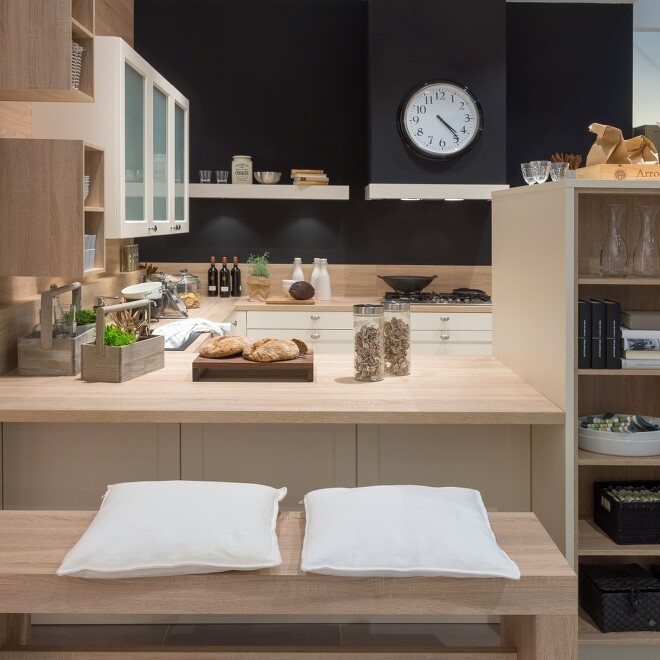 Extra geschickt gelöst: Nach Gebrauch verschwindet die Küchenbank hier unter dem Küchentisch. Extra geschickt gelöst: Nach Gebrauch verschwindet die Küchenbank hier unter dem Küchentisch.