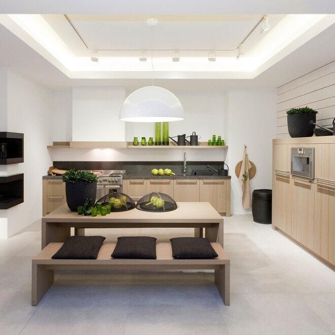 Puristisch und einladend zugleich: Eine Hockerbank darf in der urbanen Landhausküche nicht fehlen. Puristisch und einladend zugleich: Eine Hockerbank darf in der urbanen Landhausküche nicht fehlen.