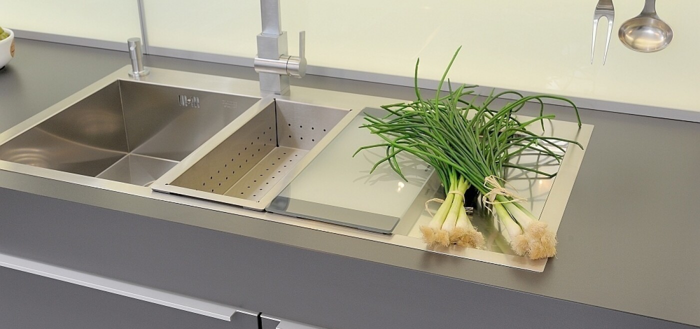 Küchenspüle aus hochwertigem Edelstahl, ergänzt durch genau passendes Schneidebrett und Abtropfbehälter Küchenspüle aus hochwertigem Edelstahl, ergänzt durch genau passendes Schneidebrett und Abtropfbehälter