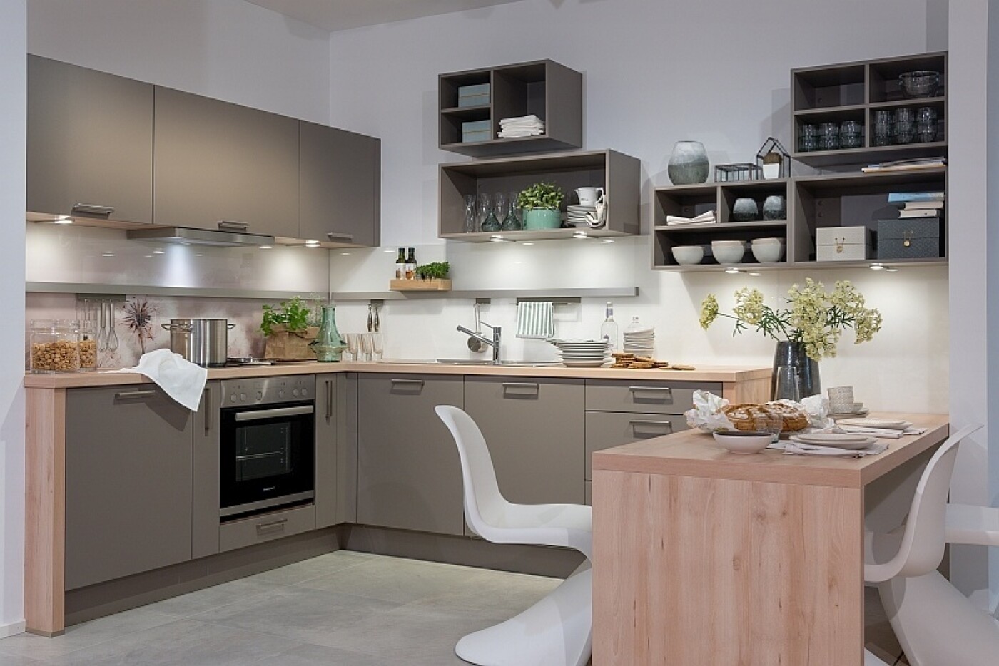 Schöne Ergänzung in der Küche: im gleichen Farbton lackierte Kastenregale sind dekorativ und nützlich. Schöne Ergänzung in der Küche: im gleichen Farbton lackierte Kastenregale sind dekorativ und nützlich.