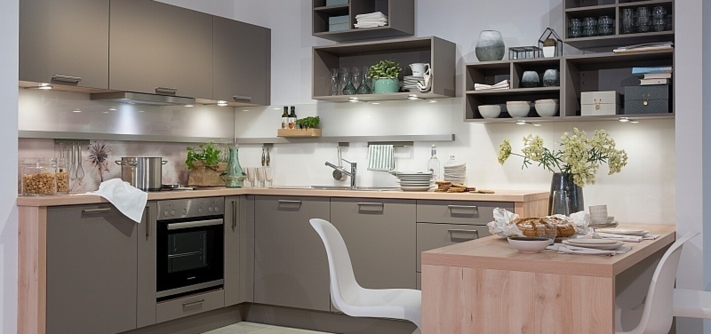 Schöne Ergänzung in der Küche: im gleichen Farbton lackierte Kastenregale sind dekorativ und nützlich. Schöne Ergänzung in der Küche: im gleichen Farbton lackierte Kastenregale sind dekorativ und nützlich.