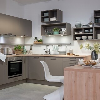 Schöne Ergänzung in der Küche: im gleichen Farbton lackierte Kastenregale sind dekorativ und nützlich. Schöne Ergänzung in der Küche: im gleichen Farbton lackierte Kastenregale sind dekorativ und nützlich.