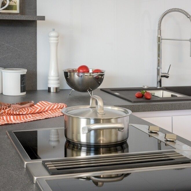 Dunstabzug direkt neben dem Kochfeld: immer beliebter bei neuen Küchen Dunstabzug direkt neben dem Kochfeld: immer beliebter bei neuen Küchen