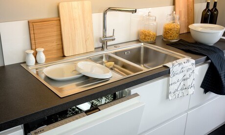 Vollintegrierter Geschirrspüler in der grifflosen Küche: Eine nach hinten abgeschrägte Frontkante sorgt für guten Griff und nicht sichtbare Fingerabdrücke. Vollintegrierter Geschirrspüler in der grifflosen Küche: Eine nach hinten abgeschrägte Frontkante sorgt für guten Griff und nicht sichtbare Fingerabdrücke.