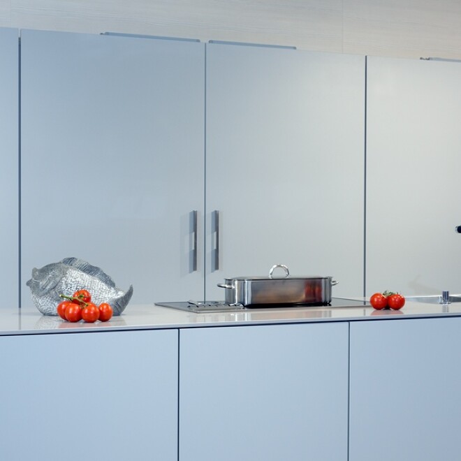 Zweizeilige Einbauküche im Stil von Objektküchen Zweizeilige Einbauküche im Stil von Objektküchen