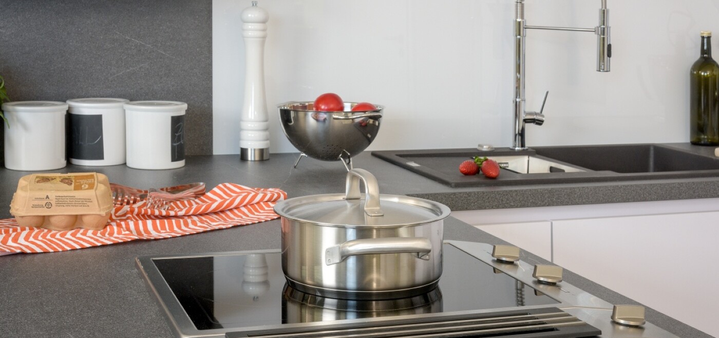 Freie Sicht beim Kochen mit einem Kochfeldabzug in der Herdfläche Freie Sicht beim Kochen mit einem Kochfeldabzug in der Herdfläche