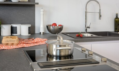 Freie Sicht beim Kochen mit einem Kochfeldabzug in der Herdfläche Freie Sicht beim Kochen mit einem Kochfeldabzug in der Herdfläche