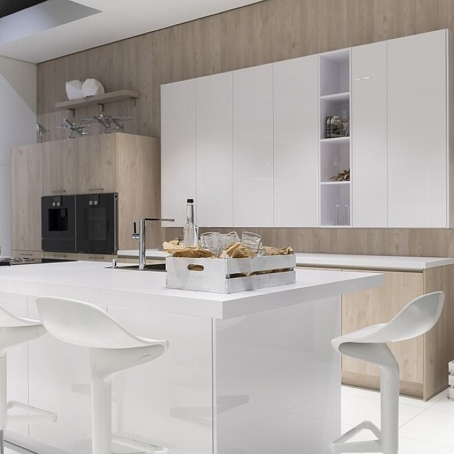 Materialmix in der Küche: Helles Holz und weiße Flächen passen gut zusammen. Materialmix in der Küche: Helles Holz und weiße Flächen passen gut zusammen.