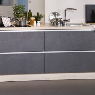 Praktische Küchen-Auszüge mit Fronten im Schiefer-Look. Praktische Küchen-Auszüge mit Fronten im Schiefer-Look.