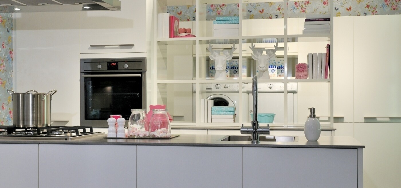 Die freistehende Theke, grifflos und matt lackiert, schafft eine ruhige Barriere zum Küchenbereich. Die freistehende Theke, grifflos und matt lackiert, schafft eine ruhige Barriere zum Küchenbereich.