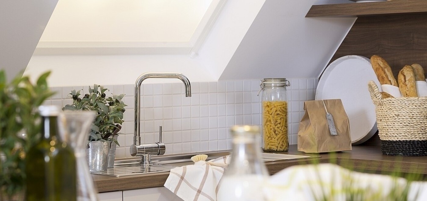 Normalerweise heißt es bei der Küchenplanung: Spüle nicht am Fenster. In diesem Beispiel passt sie jedoch perfekt. Normalerweise heißt es bei der Küchenplanung: Spüle nicht am Fenster. In diesem Beispiel passt sie jedoch perfekt.