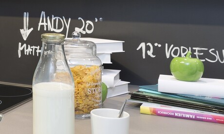 Mit Tafelfarbe wird auch die Nischenrückwand zum schwarzen Brett! Mit Tafelfarbe wird auch die Nischenrückwand zum schwarzen Brett!